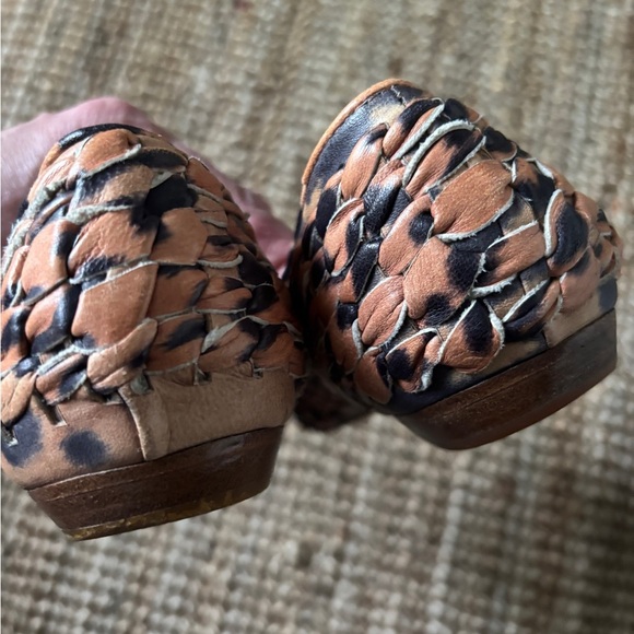 Givenchy Women’s Leather Leopard Animal Cheetah Print Flat Shoe size 9.5 - Picture 5 of 5